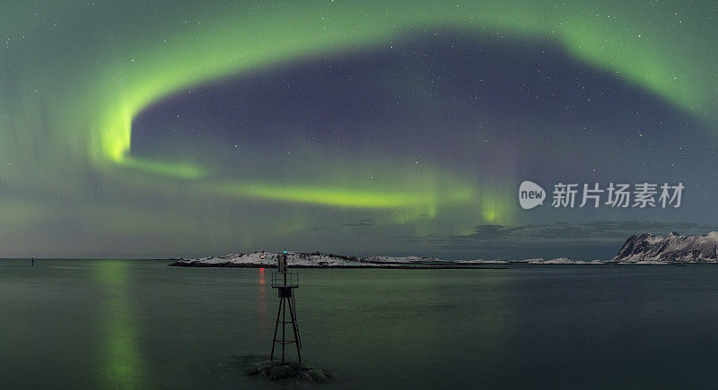 北极光，挪威北部夜空中的北极光或北极光