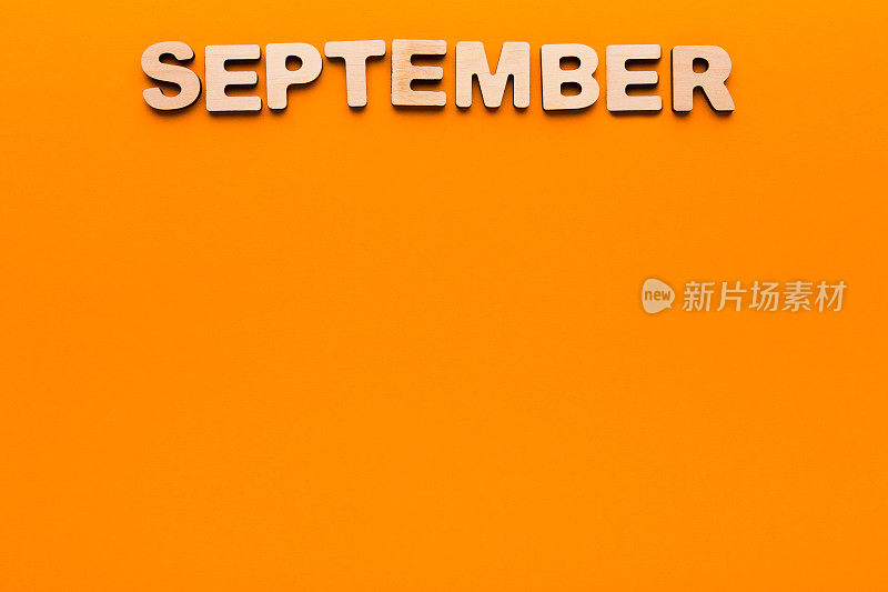 橘黄色背景上的九月字