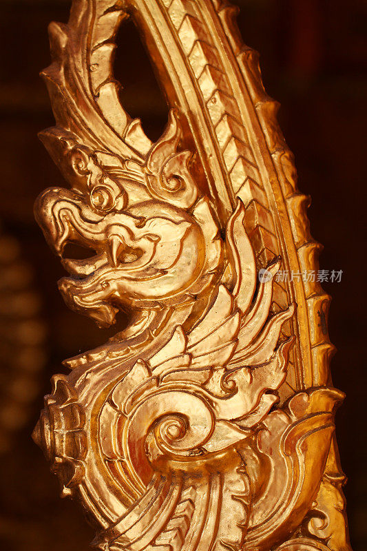 特写金龙雕像在泰国寺庙，青铜纪念品制作产品在黑暗的背景