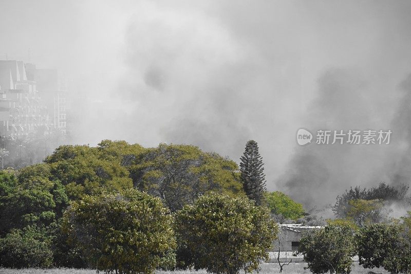 城市附近的田野着火了