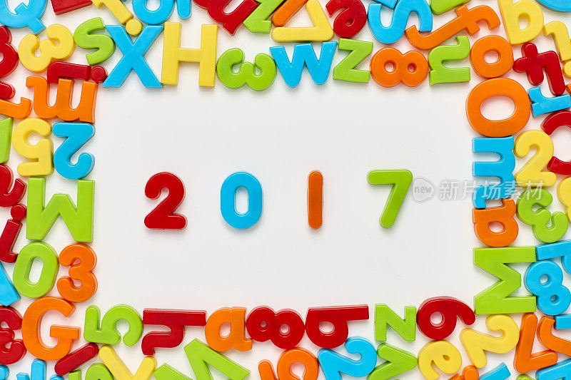 在多色字母和数字中俯瞰2017年