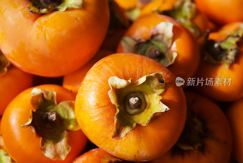 新鲜采摘的秋天水果-柿子