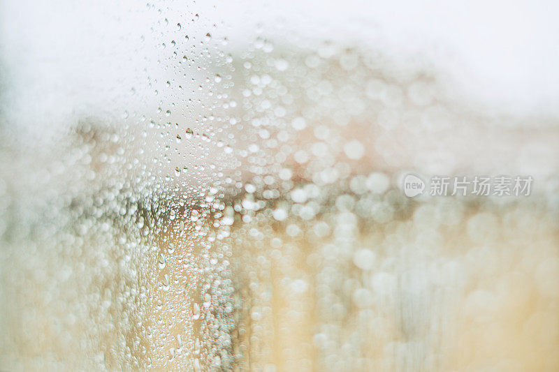 雨滴落在窗户上