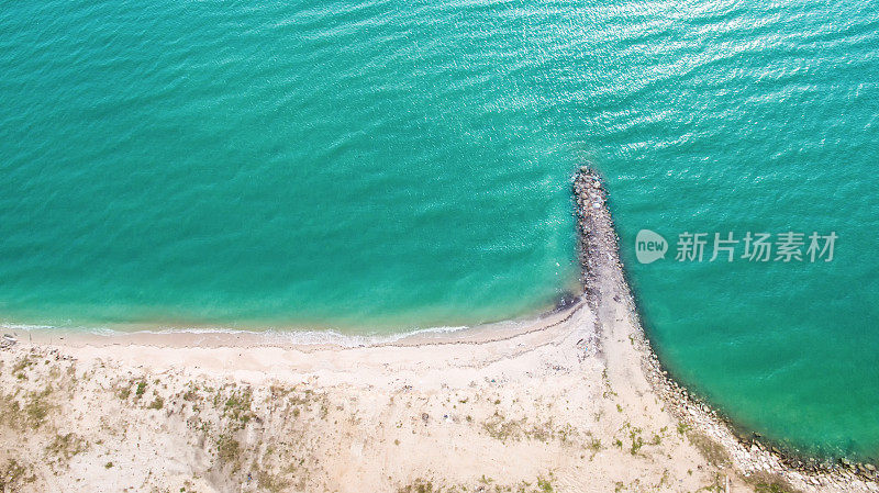 俯视图航空图像从无人机一个令人惊叹的美丽的海景海滩与绿松石水与广告文本的复制空间。