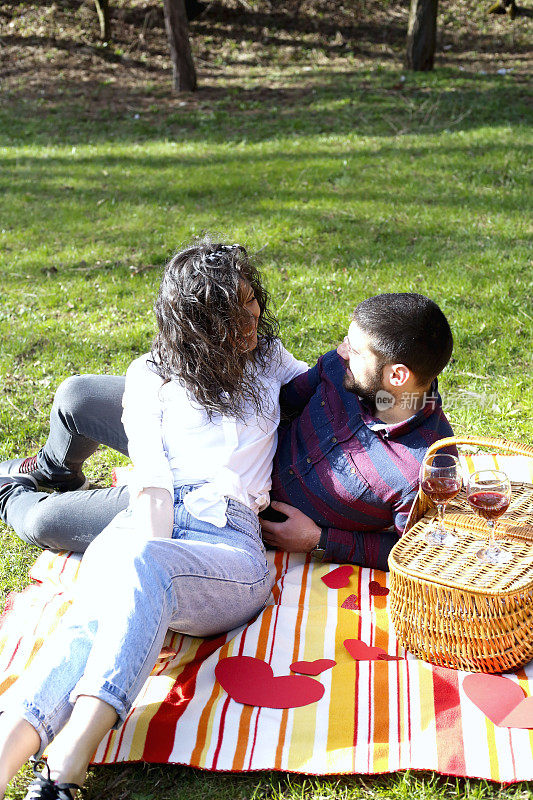 一对幸福的情侣在野餐时相爱