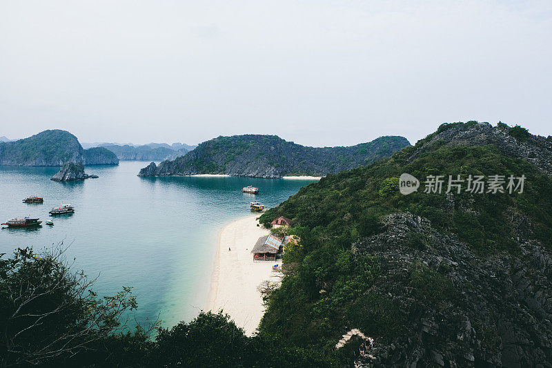 越南下龙湾的猴岛海滩、小船和小岛