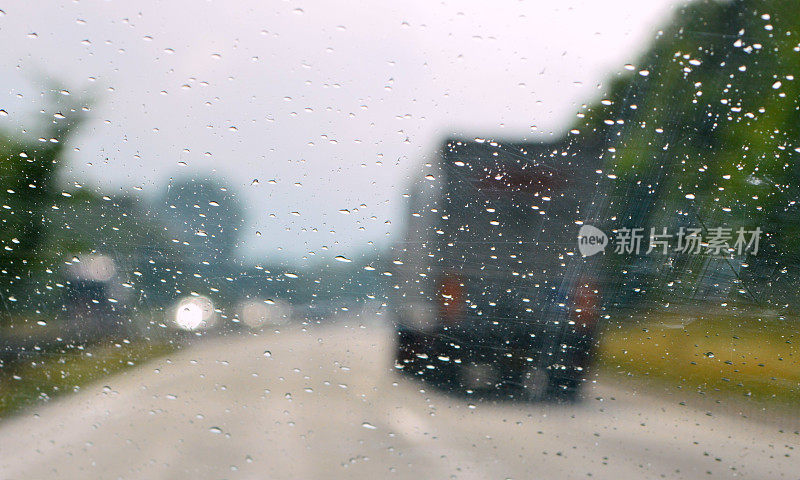 雨天高速公路上的交通