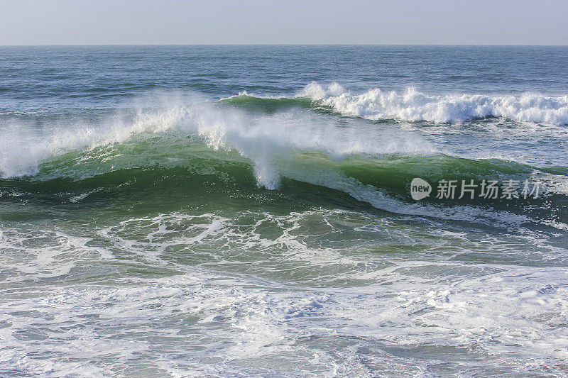 加利福尼亚海岸附近汹涌的海浪