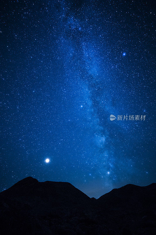 科罗拉多圣胡安山脉夜空中的银河系和金星