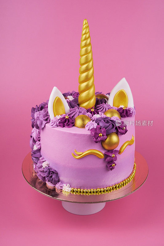粉红奶油蛋糕独角兽和鲜花是女孩的生日礼物