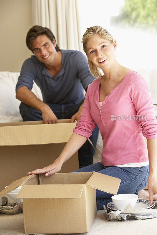 一对年轻夫妇搬进新家，打开箱子