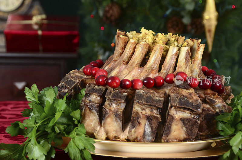 一个圣诞皇冠烤猪肉餐的节日背景