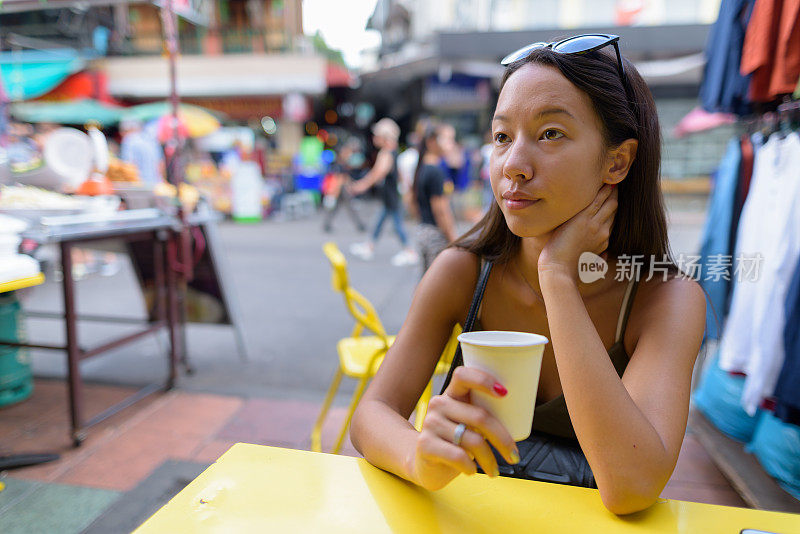 年轻美丽的多民族旅游女人的肖像探索曼谷的城市泰国