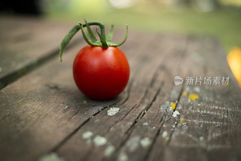 桌子上有空余的空间和红色的蔬菜西红柿
