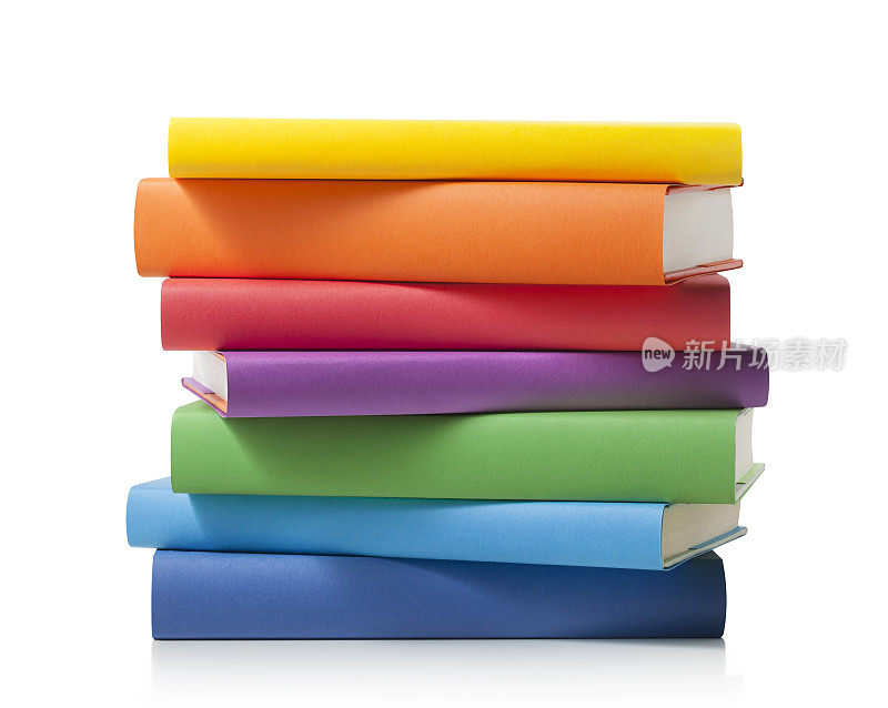 堆叠的彩色书籍在白色背景与剪切路径