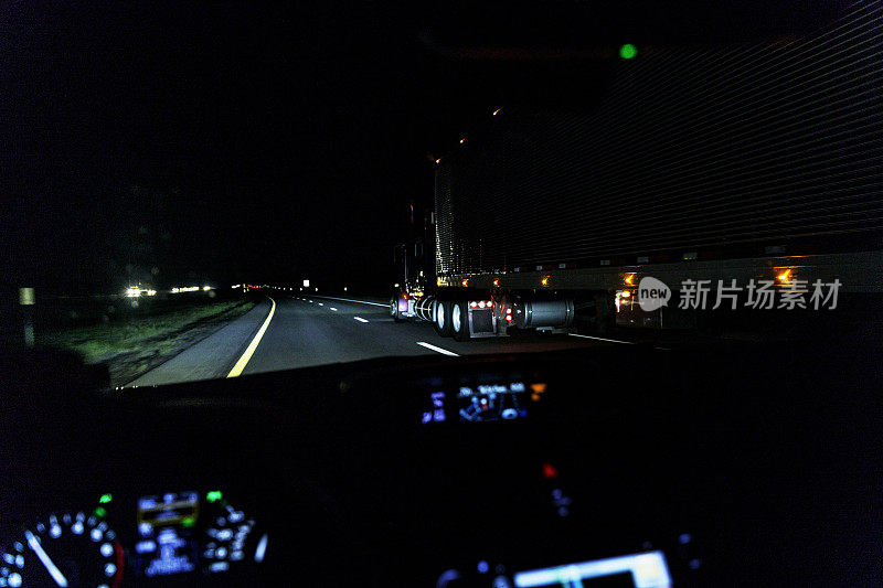午夜高速公路汽车POV通过半卡车挂车