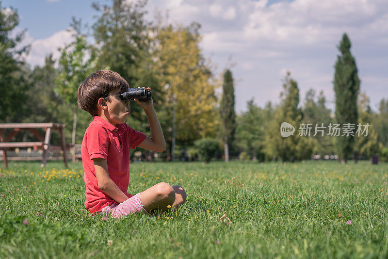 学童透过双筒望远镜