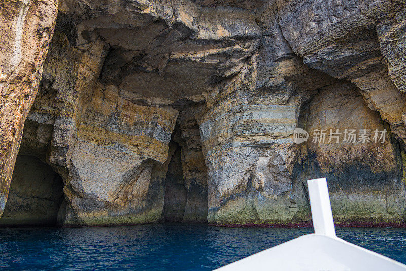 马耳他，戈佐——乘船游览在洞窟附近的蔚蓝之窗