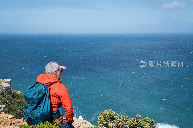 欣赏风景的徒步旅行者