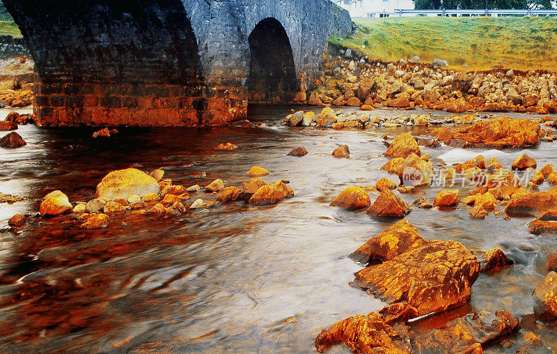 斯凯岛的斯莱加坎河桥据说有魔法的水和精灵风景优美的苏格兰