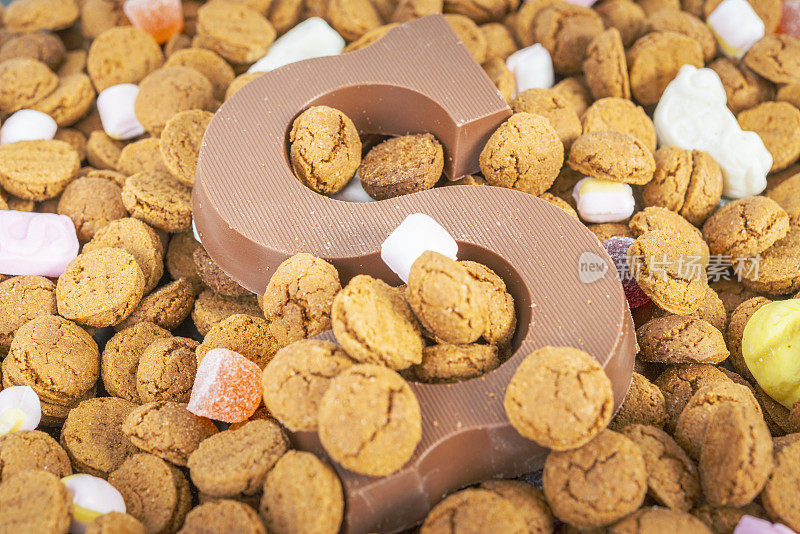 荷兰儿童的节日，在胡椒糖上放上字母S的巧克力