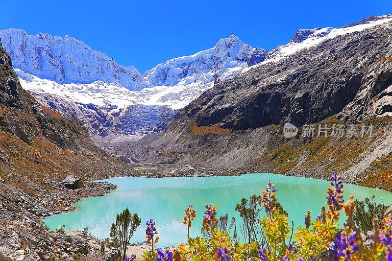 秘鲁安第斯山脉，拉古纳·拉卡湖，冰川和白雪皑皑的布兰卡山脉