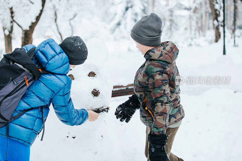 孩子们堆雪人