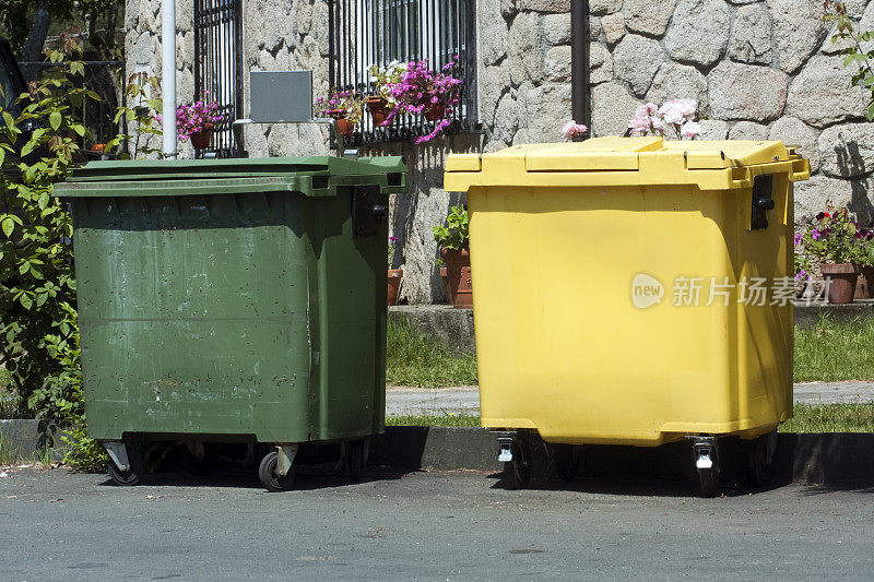 绿色和黄色垃圾桶供回收利用。