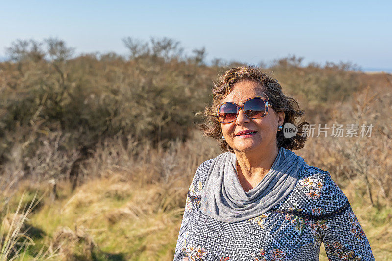 年长西班牙妇女肖像在农村