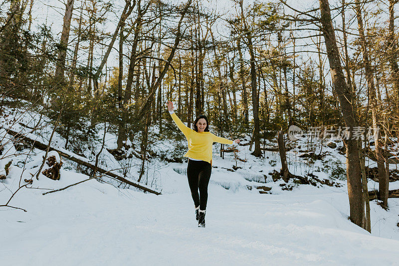 女人在雪地上蹦蹦跳跳