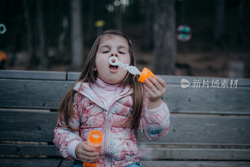 《森林里的快乐小女孩