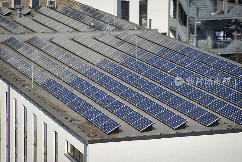 工业建筑屋顶上的大量太阳能电池板