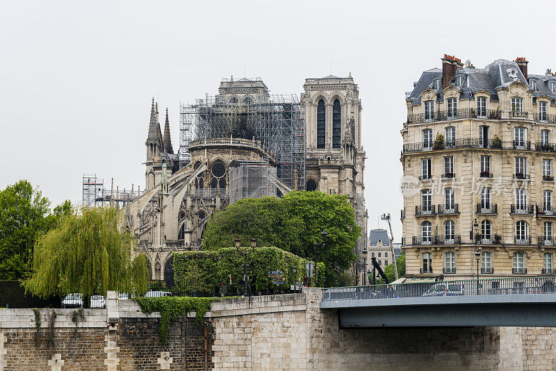巴黎圣母院火灾后一天，从2019年4月15日开始