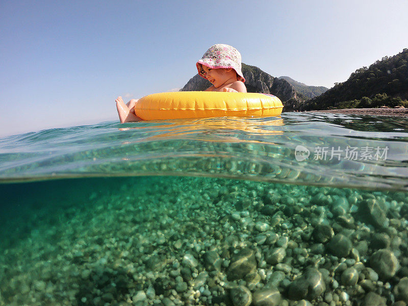 小女孩在海里游泳