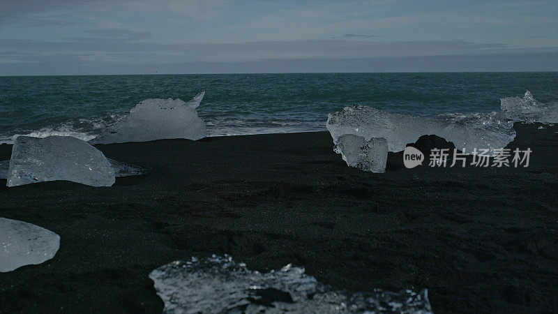 钻石的海滩。冰川漂浮在海上