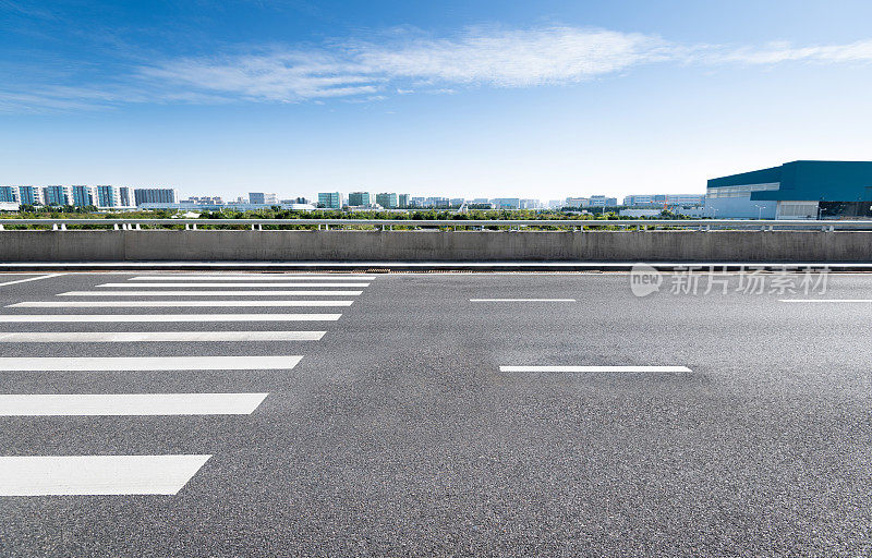 近景斑马线过马路