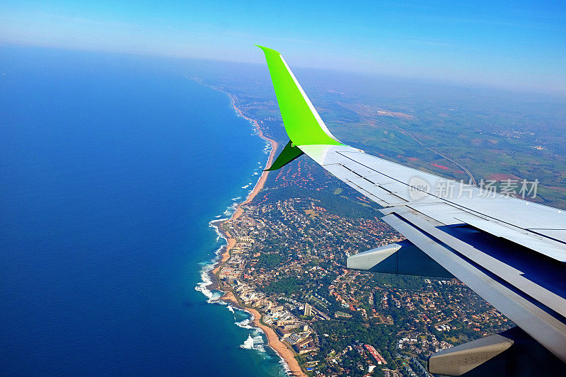 南非德班北部夸祖鲁-纳塔尔北部海岸度假海滩上空的飞机