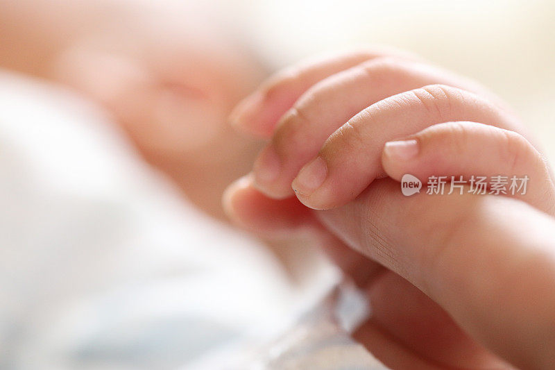 新生儿手指的照片
