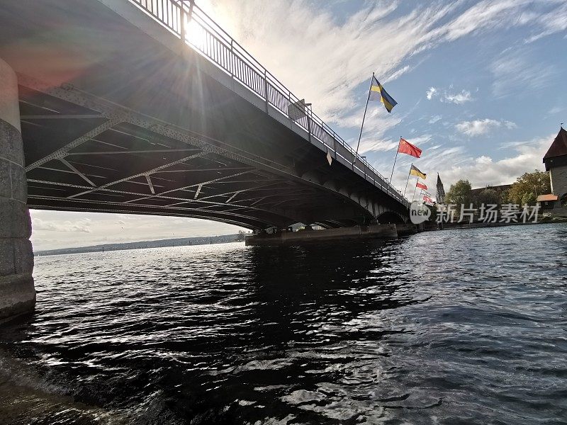著名的康斯坦茨观光桥，从莱茵河和康斯坦茨湖的交汇处可以看到独特的风景