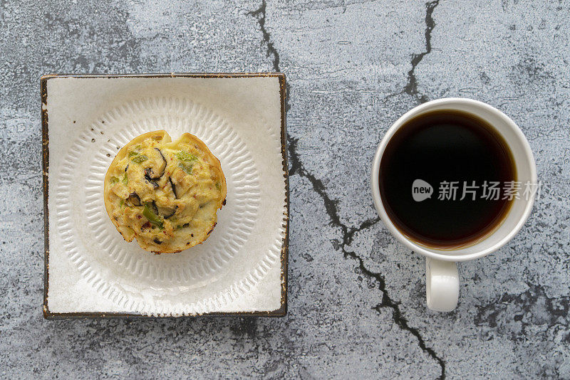 自制健康早餐:美味的松饼塞满鸡肉和蘑菇