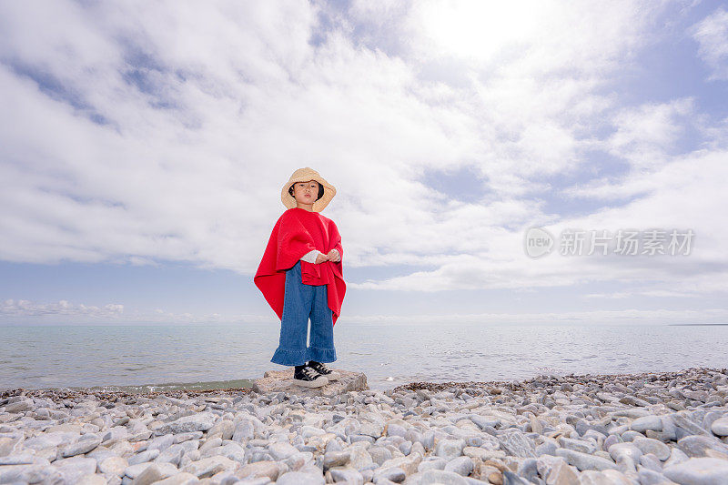 一个小女孩在湖边玩耍