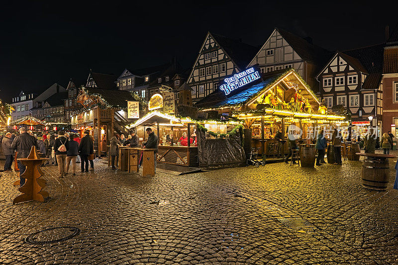 德国下萨克森州策勒老城的格罗瑟广场上的圣诞市场
