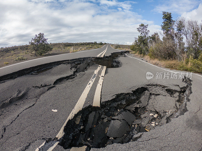 位于夏威夷火山国家公园的火山活动断裂的道路