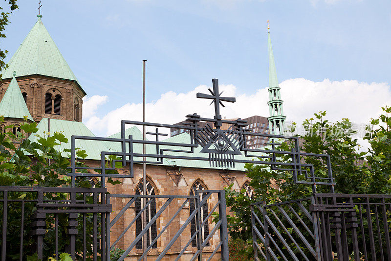 在埃森鲁尔设有门与十字架和教堂