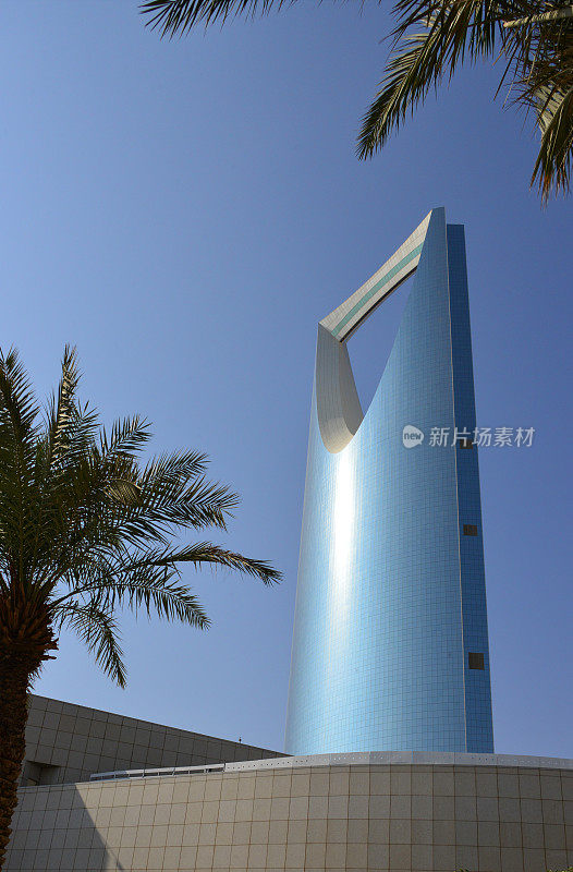 从沙特阿拉伯利雅得的奥拉亚街可以看到王国中心塔