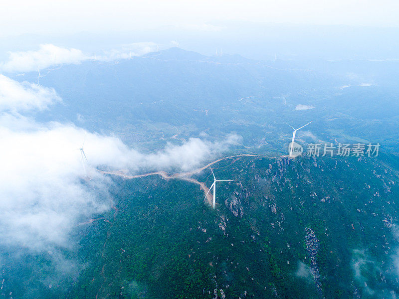 鸟瞰图风力涡轮机在阳光明媚的早晨