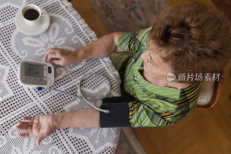 成熟女性在喝咖啡后测量血压