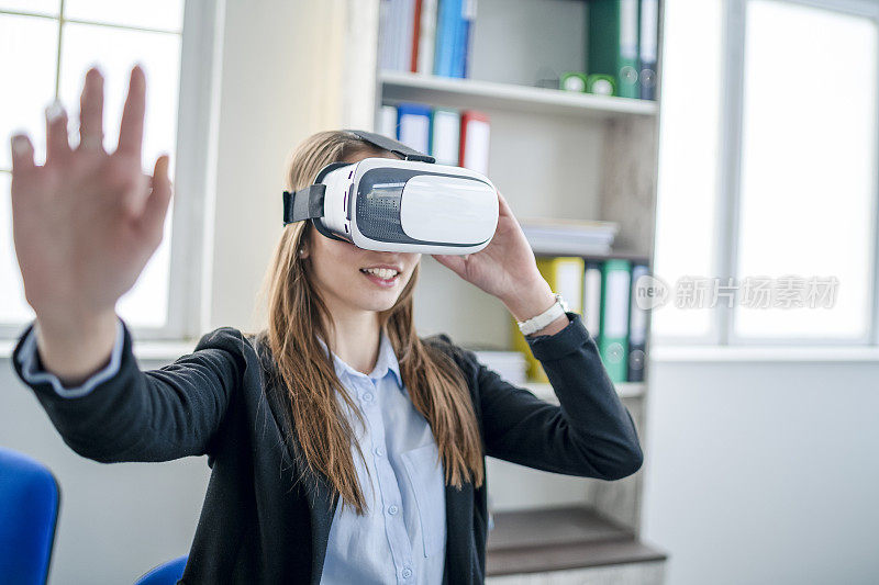 一个正在尝试虚拟现实设备的女人