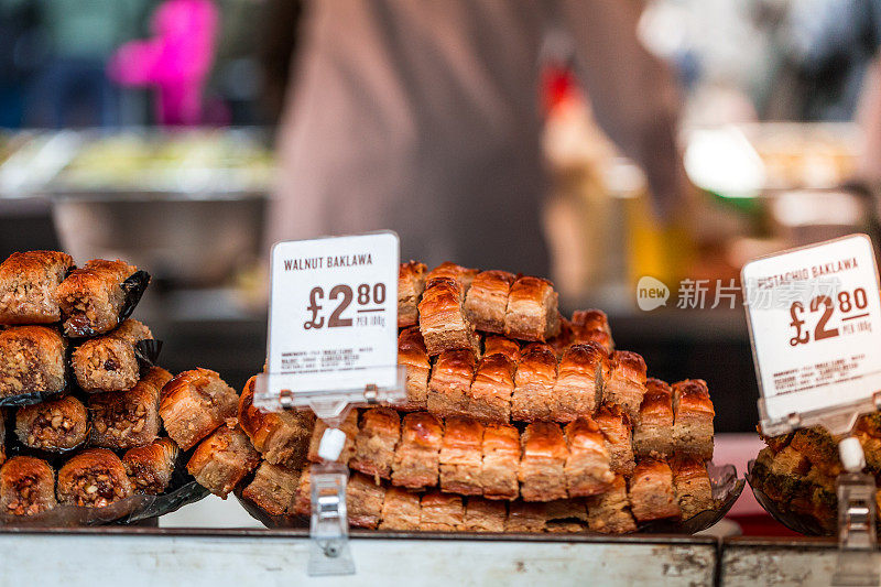 一堆堆新鲜的果仁蜜糕在食品市场出售