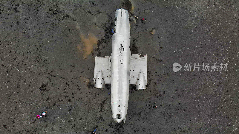 在冰岛的Solheimasandur黑海滩，无人机拍摄的著名飞机残骸令人惊叹
